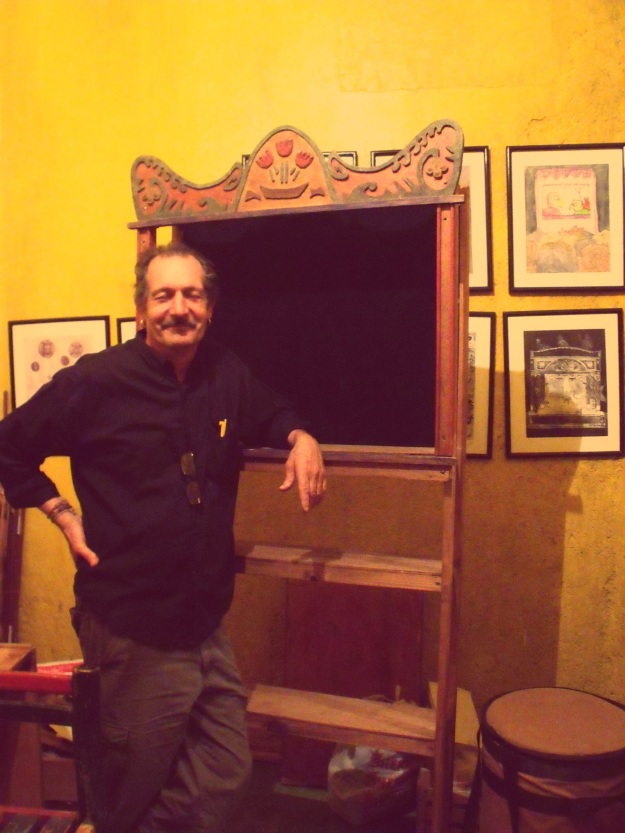 Pablo Cueto in his back room of wonders, at Teatro Tinglado